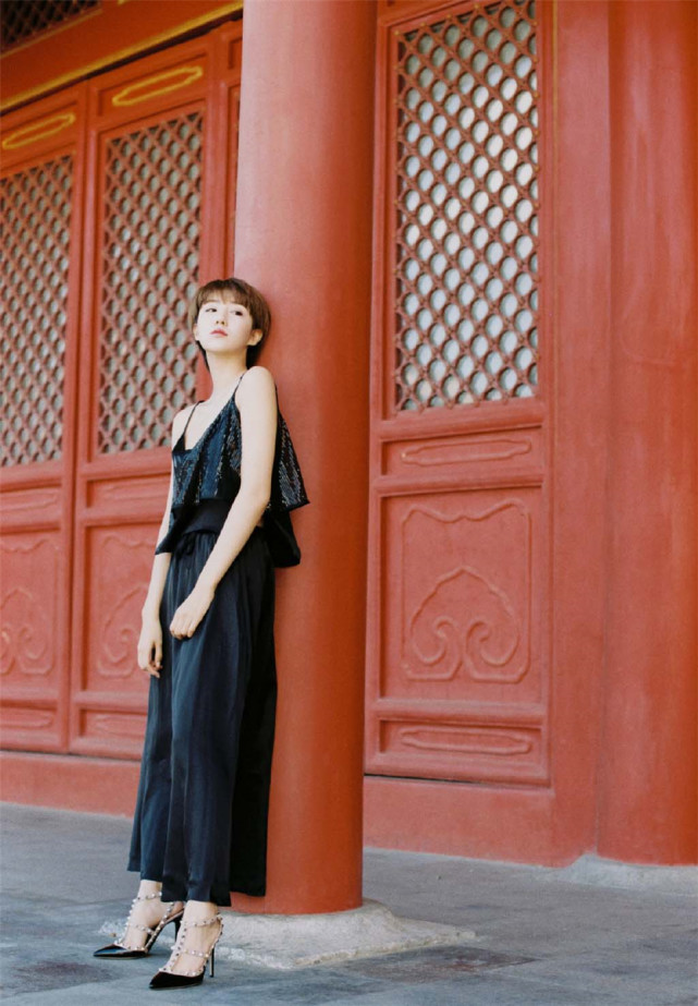 影视演员短发美女明星李欣燃黑色亮片吊带裙迷人写真