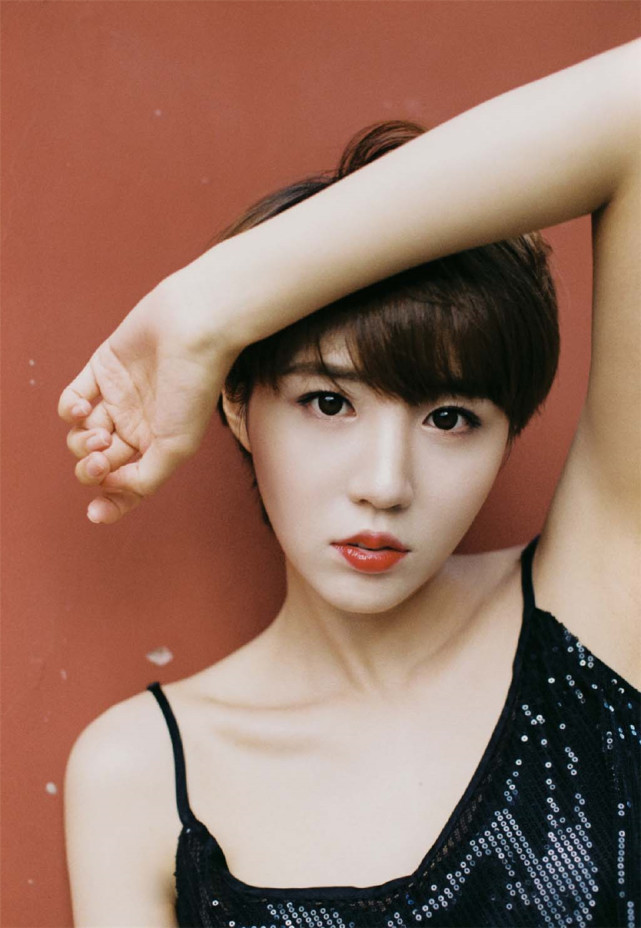 影视演员短发美女明星李欣燃黑色亮片吊带裙迷人写真