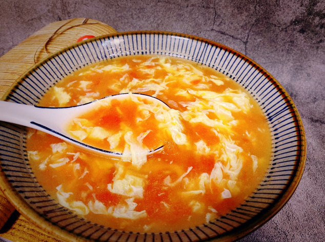 西红柿鸡蛋汤,先炒一下还是直接加水煮?不少人搞错,不鲜美难喝