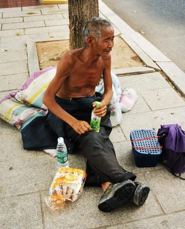南安走失多年的流浪汉回家了，背后的故事令人感动_腾讯新闻