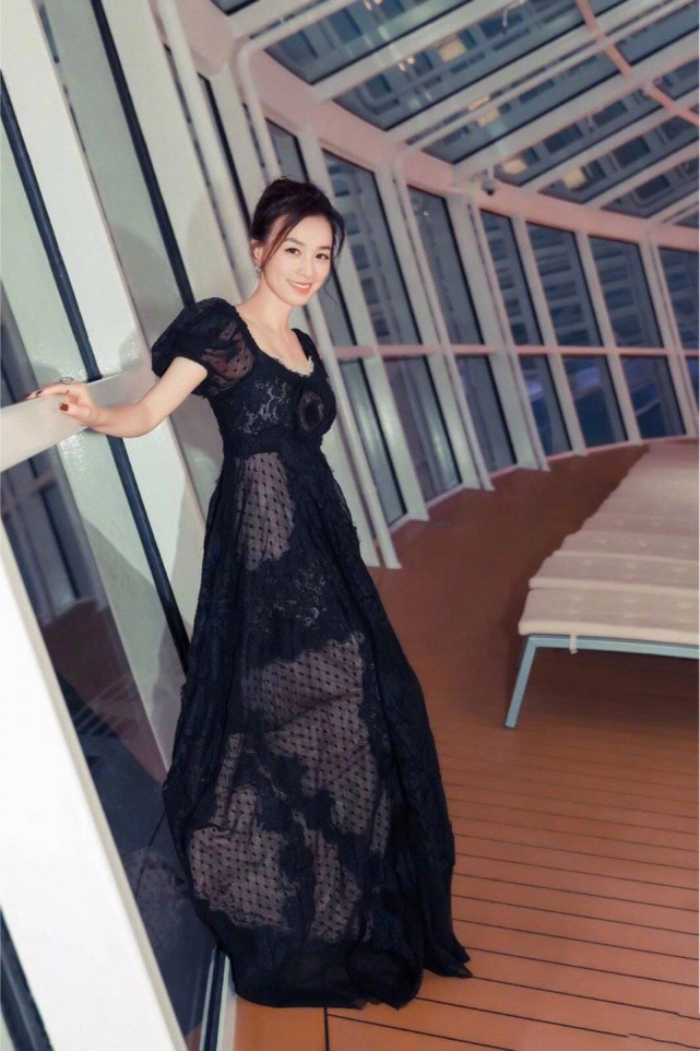 张庭穿红裙似少女,林瑞阳染发年轻10岁