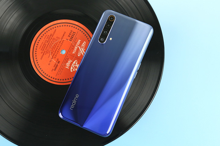 首先来看看外观,realme手机的家族设计,普遍都比较年