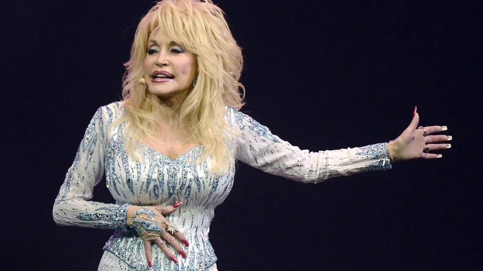 在本周三,74岁的多莉·帕顿在个人社交媒体上公布了自己新歌发布的