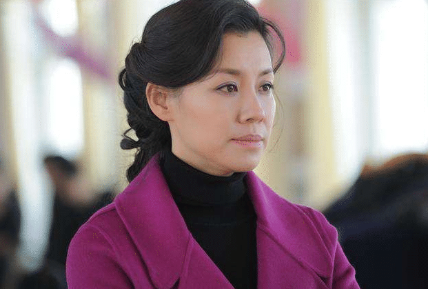 有个身价上亿的老公 这位阔太太被导演临时拉来救场;无意间火遍全国!