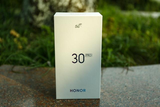 千辛万苦才捕捉到这只绿色的精灵,荣耀30pro绿野仙踪开箱简评