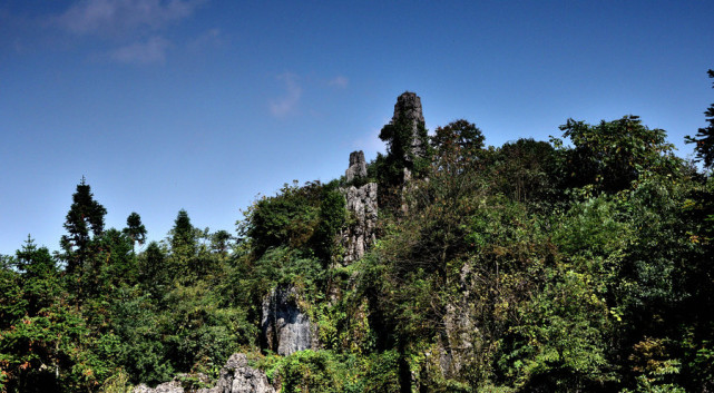 喀斯特早期发育石林奇观为典型景观代表,是中国海拔最高的山岳型石林