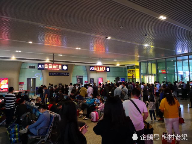 无锡东站早晨进站排队红外测温比之前还快一点呢