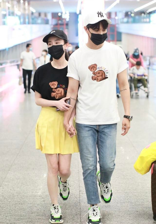 张檬和男友走机场，印花T恤简约可爱，配迷你黄裙真显身材