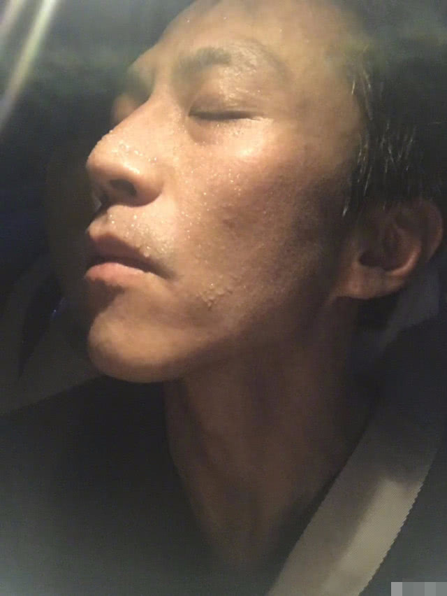 邓超素颜似50岁大叔,鬓角白发脸松弛,事业家庭丰收为何显老?