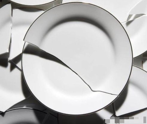 心理学:选一个破碎在地的盘子,测出你今生要小心身边的谁!_腾讯新闻