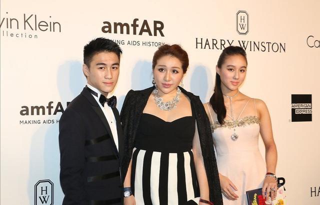 何超盈3姐弟同台亮相,何猷君穿西装英俊帅气,何超欣可爱甜美