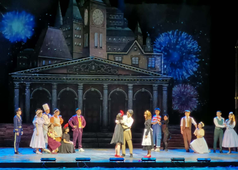 疫情后首部音乐剧上海首演300位观众冒雨赴魔女之约