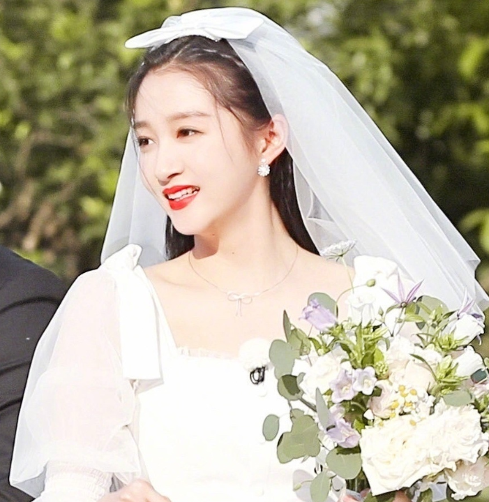 baby与关晓彤穿白婚纱,谁注意两人鞋子?结过婚的就是不一样_腾讯新闻