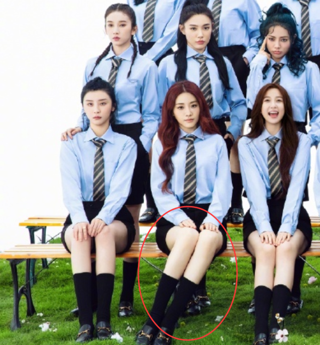 青你2学员集体拍摄毕业照!刘雨昕稳居c位,喻言坐姿看出"小心机"