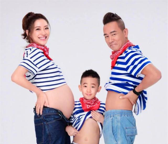 陈小春一家3口变4口,应采儿宣布二胎喜讯,3人一起露肚皮成亮点