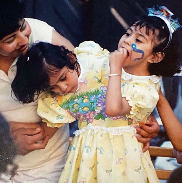 曾被诊断只能活3天的美国连体双胞胎长到19岁,各自控制一条腿