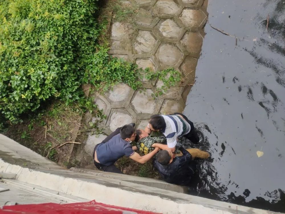 突发!一人被撞落水