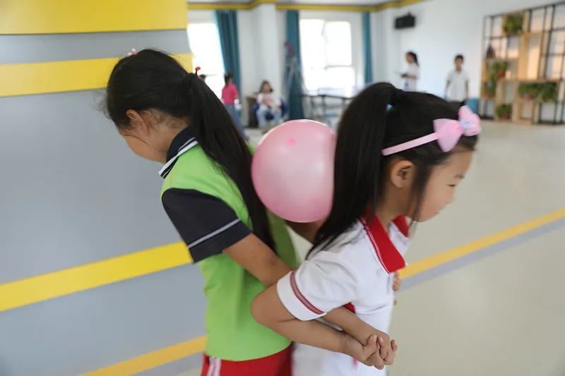 运气球运气球运气球体验乒乓球大人小孩同乐06小朋友展示才艺活泼的