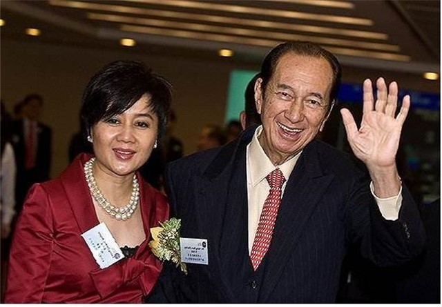 一起出现在多个公共活动,时间长了就会引来一些关注,传来两个人的绯闻