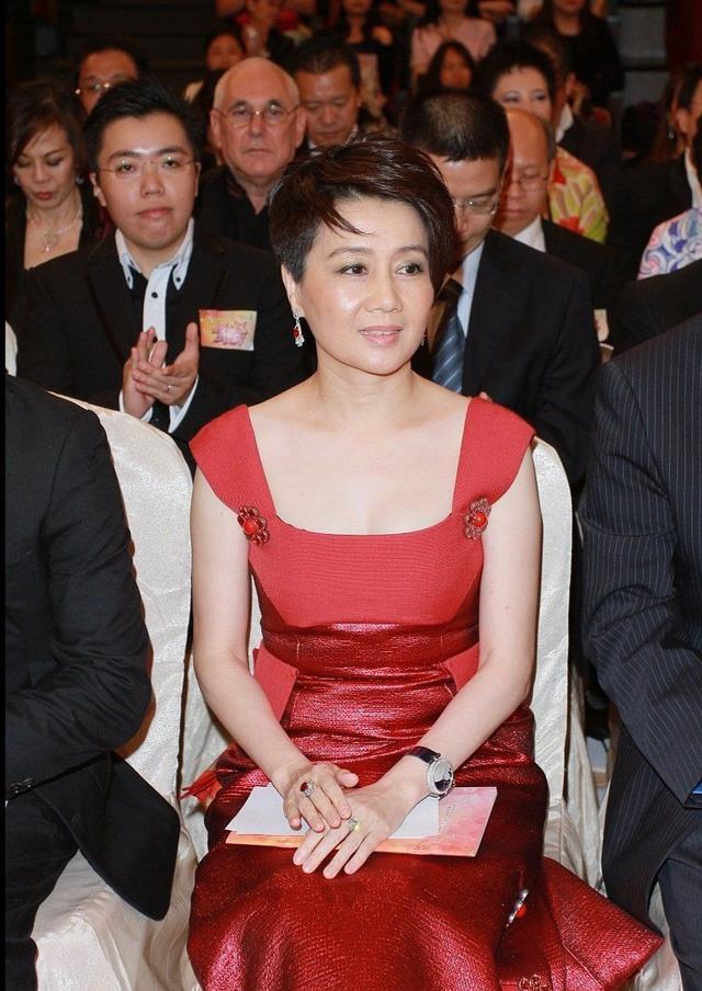 赌王四太梁安琪时尚太难懂穿裙装搭裤子太罕见60岁依然惊艳美