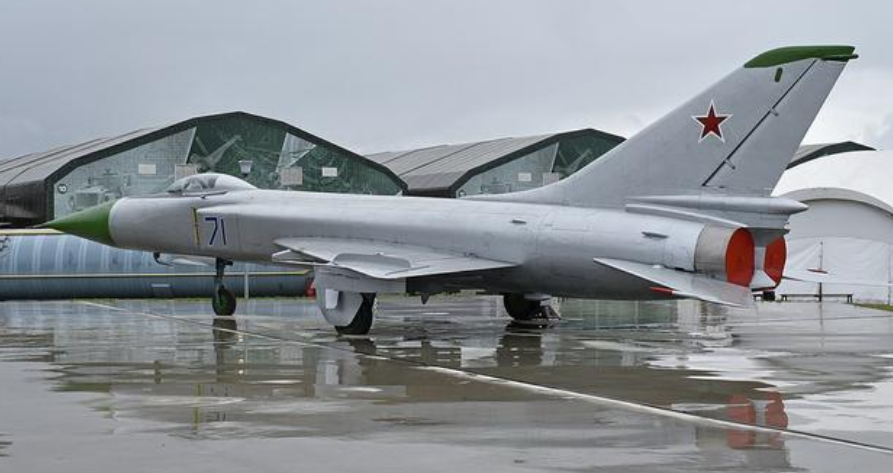 客机屠夫!苏维埃天空的守护者,苏-15"细嘴瓶"高空高速截击机