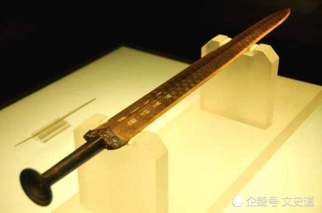 越王勾践剑,被借走外出展览,回国时多了一条痕迹,最后如何处置