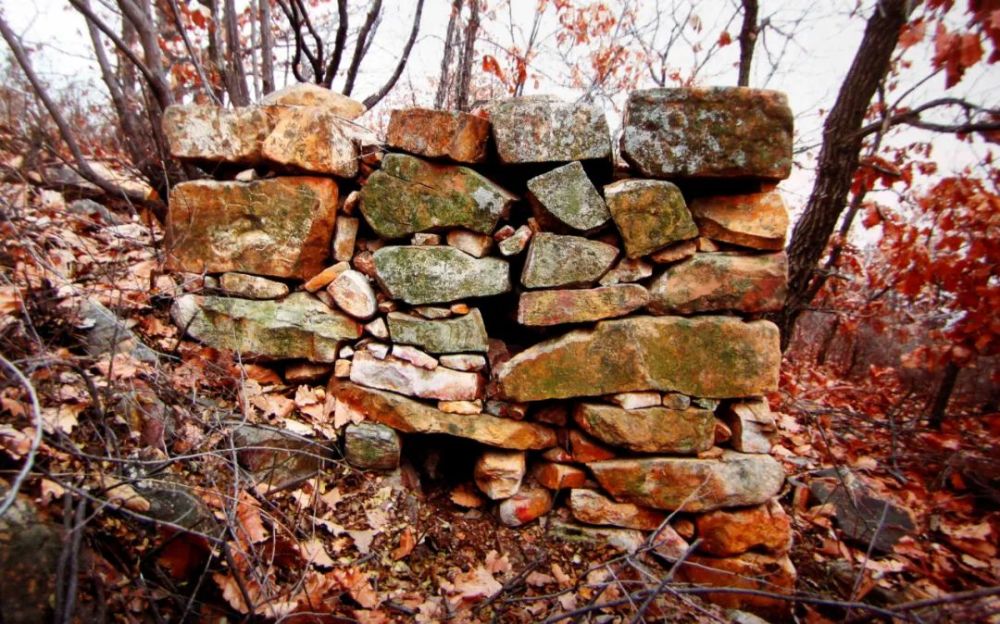 5公里,修建于明代中期,为毛石垒砌,墙体高3—5米,建于陡峭的山脊之上