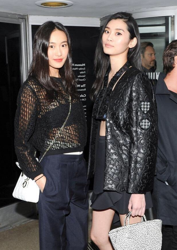 有种差距叫奚梦瑶秦舒培罕见姐妹装合照谁更幸福一目了然