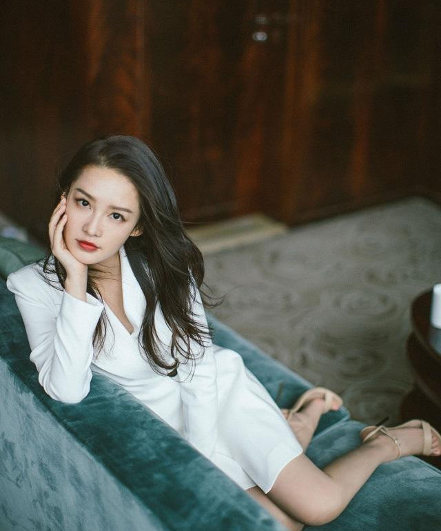 李沁首次挑战"竹签鞋",脚和地面成90度,常人不敢模仿!
