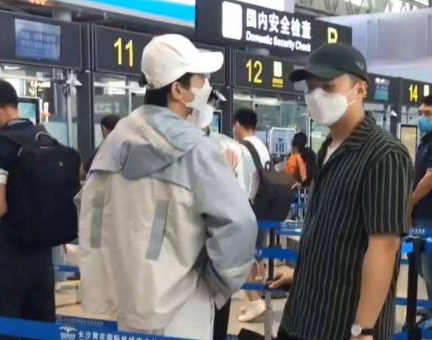 孟鹤堂和搭档机场遇代拍周九良一语制胜怒对代拍男