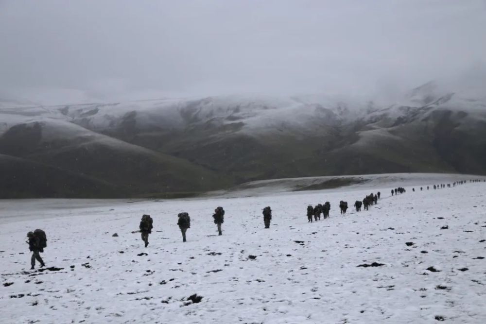 五月他们在大雪纷飞的高原行军拉练
