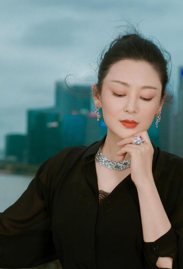 陈红不愧是人间富贵花,衬衫配鱼尾裙高调亮相,51岁美得端庄大气