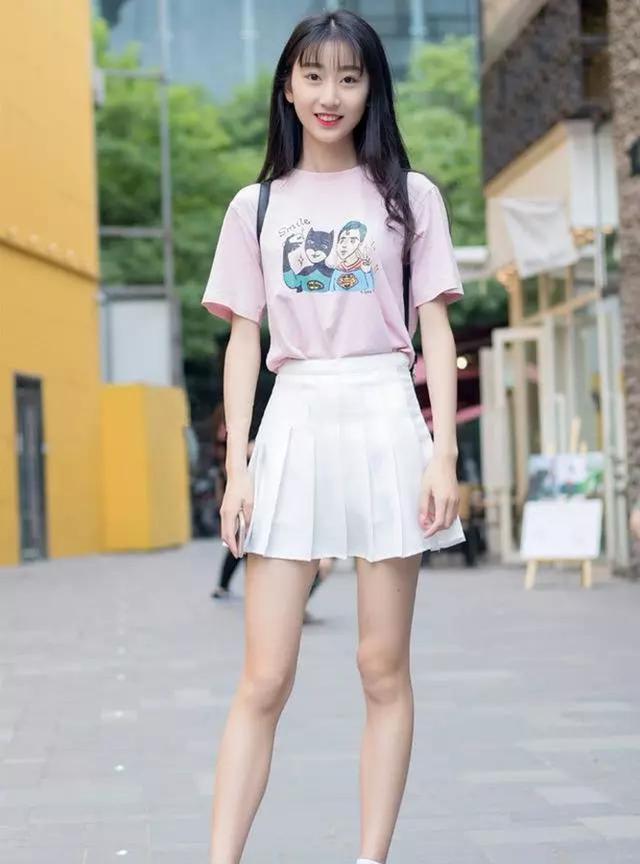 自带"少女印记"的百褶裙,配t恤,衬衫都很美,打造女神气质