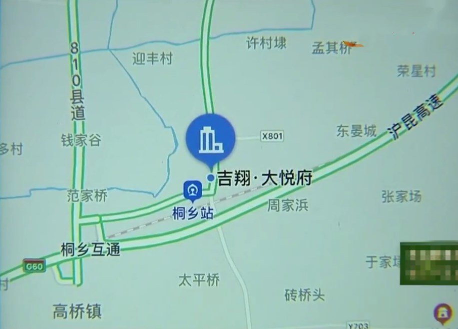她找熟人中介买房被杀熟,承诺的周边配套都没有,中介:以后会建