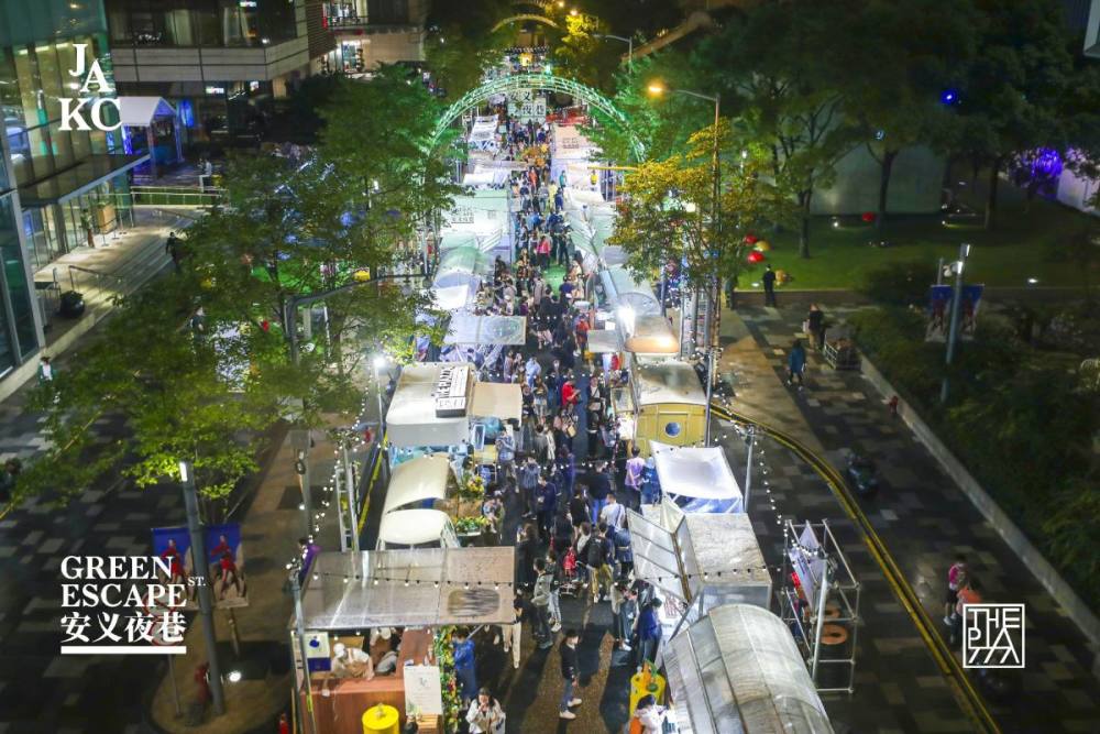 安义夜巷回归首日夜晚人头攒动细雨没有阻挡上海人逛吃热情