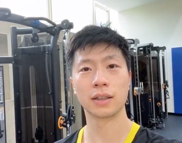 马龙做18个引体向上自夸完美一分世界冠军光膀子自拍担忧秃头