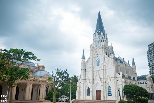 半山半岛吉庆广场的建筑都是欧式风格,最显眼的还要数一座白色蓝顶的