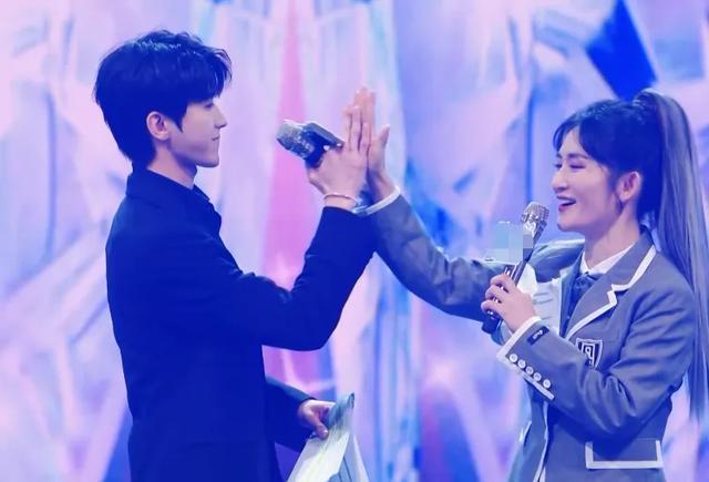 《青你2》总决赛变车祸现场:选手跑调走音,谢娜蔡徐坤主持尴尬