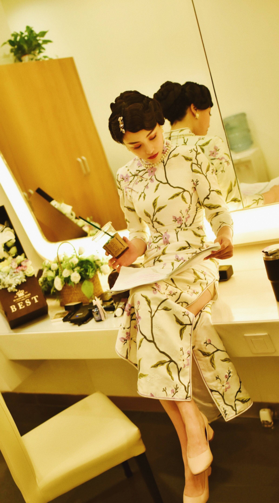 葛天在国外气质都升华了穿印花连衣裙复古优雅美得不敢认