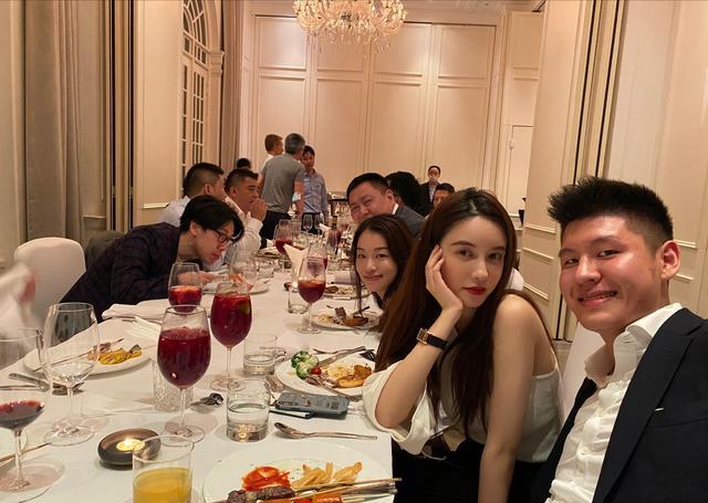 各种摆拍造型也是信手拈来,姿势非常有表现力,合照中,目光完全被她吸