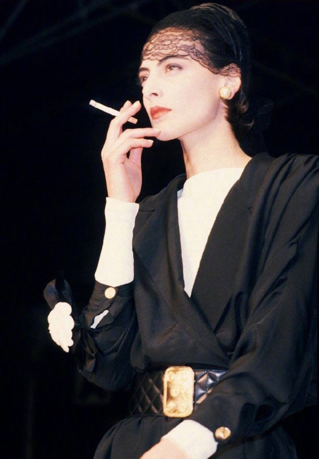 女人优雅的抽烟姿势图片
