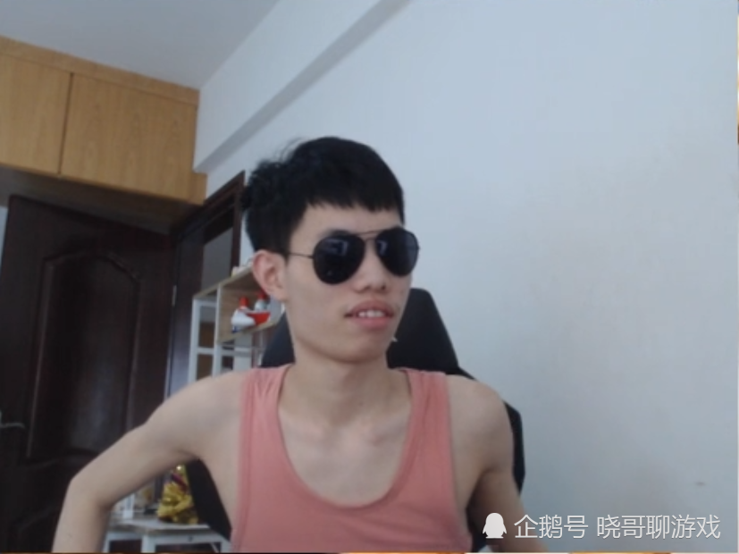 和平精英鲨鱼跟不求人的差别越来越大了下播前这样的表现粉丝都笑坏了