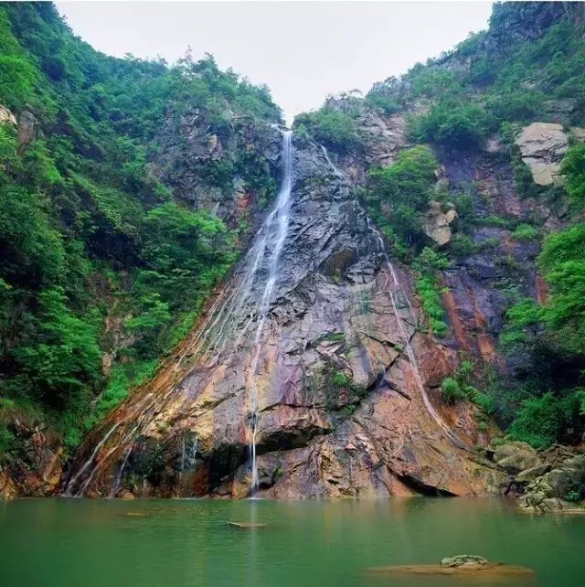 仙岩风景区不仅拥有梅雨潭,雷响潭,龙须潭以及同名的三瀑等奇特的自然