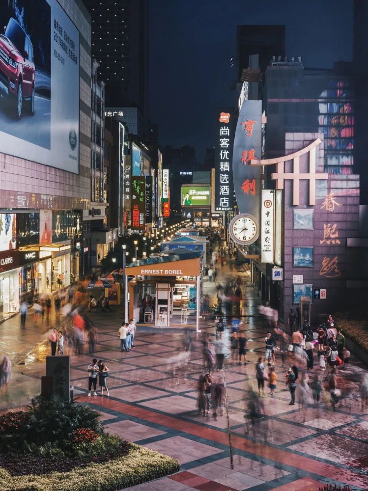 静谧的氛围与对面热闹的商业街,截然相反.