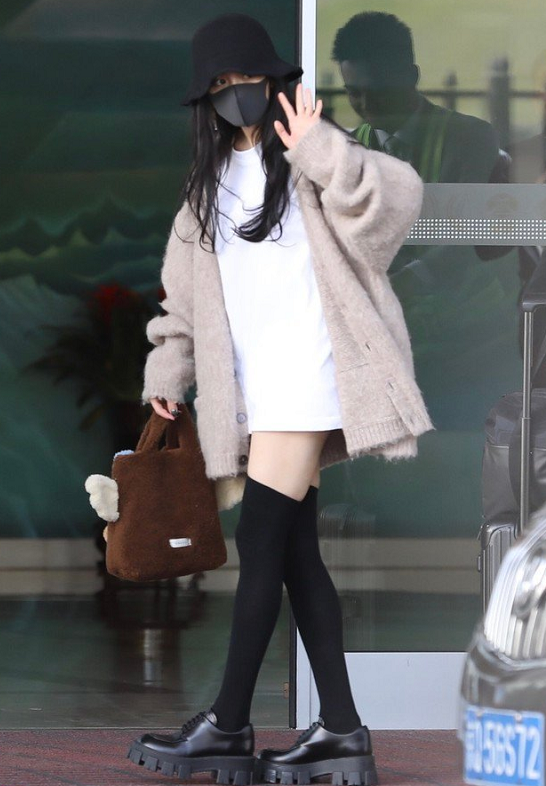 lisa终于对过膝袜下手了别人穿都像大象腿她却与众不同