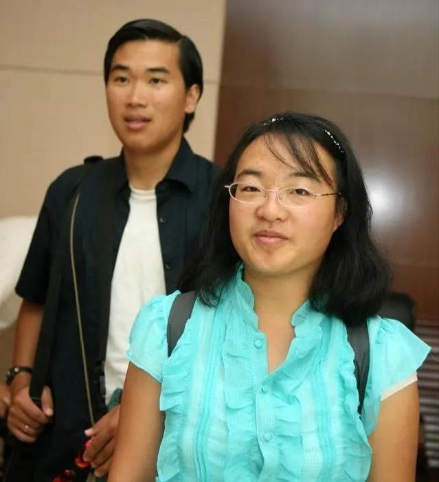 1999年被张艺谋劝退娱乐圈的最丑谋女郎魏敏芝,现在怎么样了?