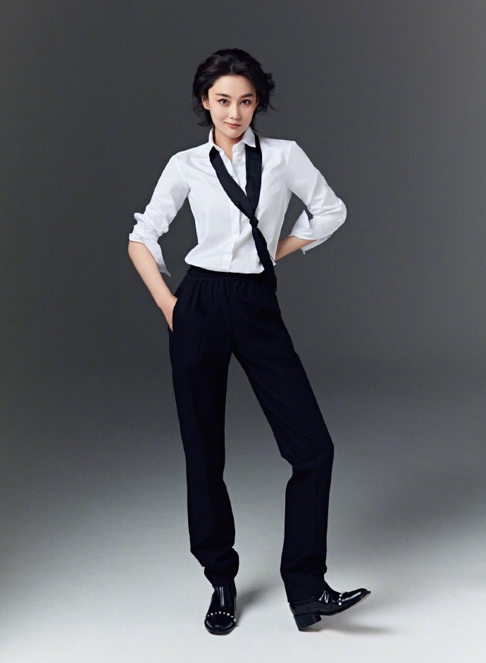 张馨予|张馨予穿西装打领带又美又酷，跷二郎腿上演眼神杀，真绝了