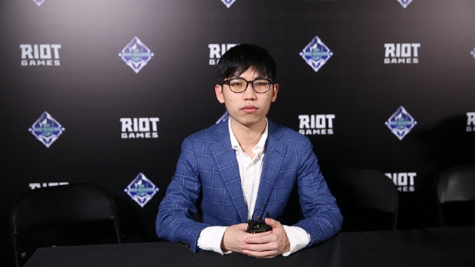 fpx成功以3-1的比分击败了jdg完成了复仇,赛后我们对fpx的战马教练