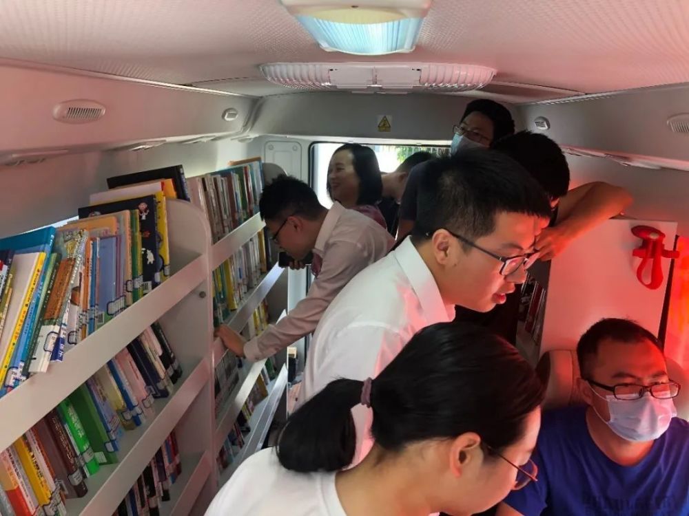 炎热的天气也难挡大家的读书热情,流动车上书香溢满.