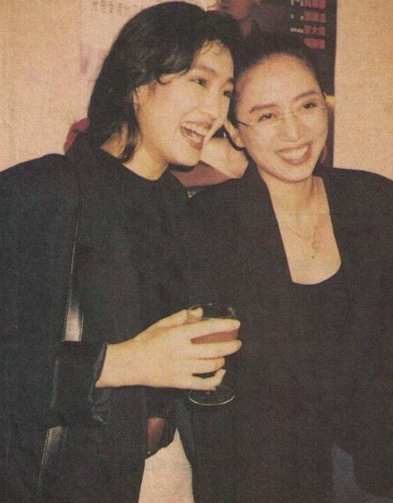 1996年,巩俐身穿缀满玻璃珠的婚纱,将捧花塞给梅艳芳,却终留遗憾